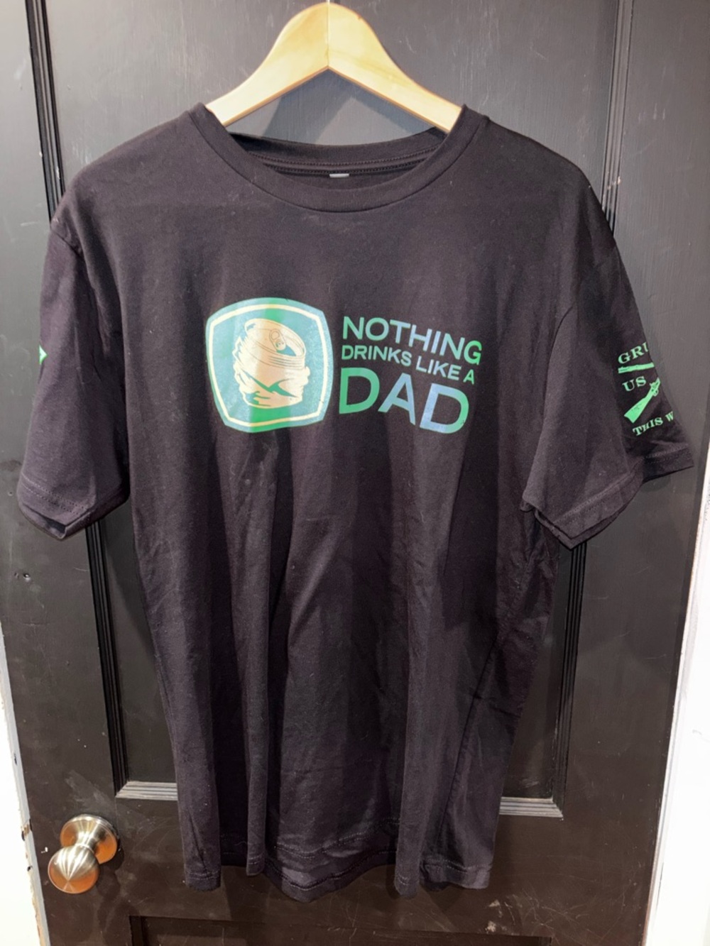 Grunt Style “Nothing Drinks Like a Dad” Beer Can Patriotic T-Shirt Size Large
